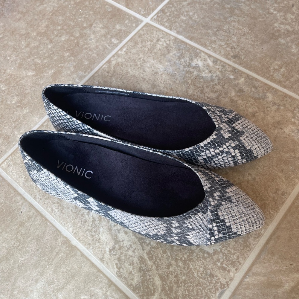 Vionic Women's Snake-Print Pointed Toe Flats - Black & Gray